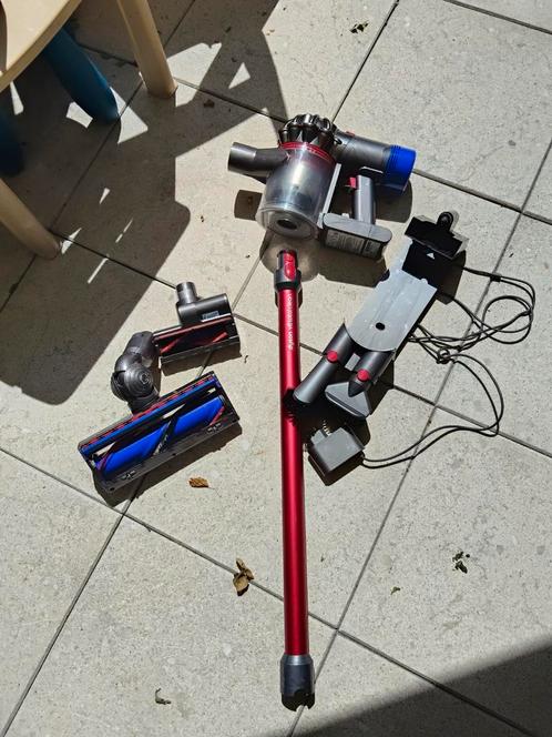 DYSON V8 MET ACCESSOIRES, Witgoed en Apparatuur, Stofzuigers, Zo goed als nieuw, Stofzuiger, 1200 tot 1600 watt, Ophalen