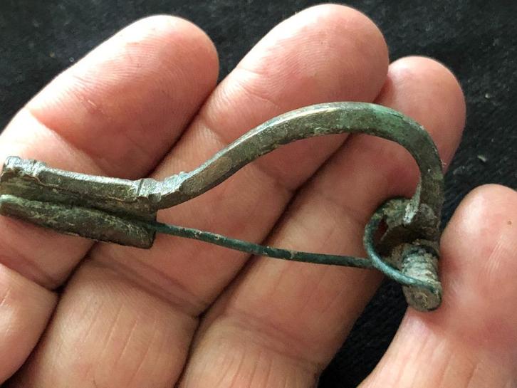 Bodemvondst Romeinse versierde boog FIBULA mantelspeld oud., Antiek en Kunst, Curiosa en Brocante, Ophalen of Verzenden