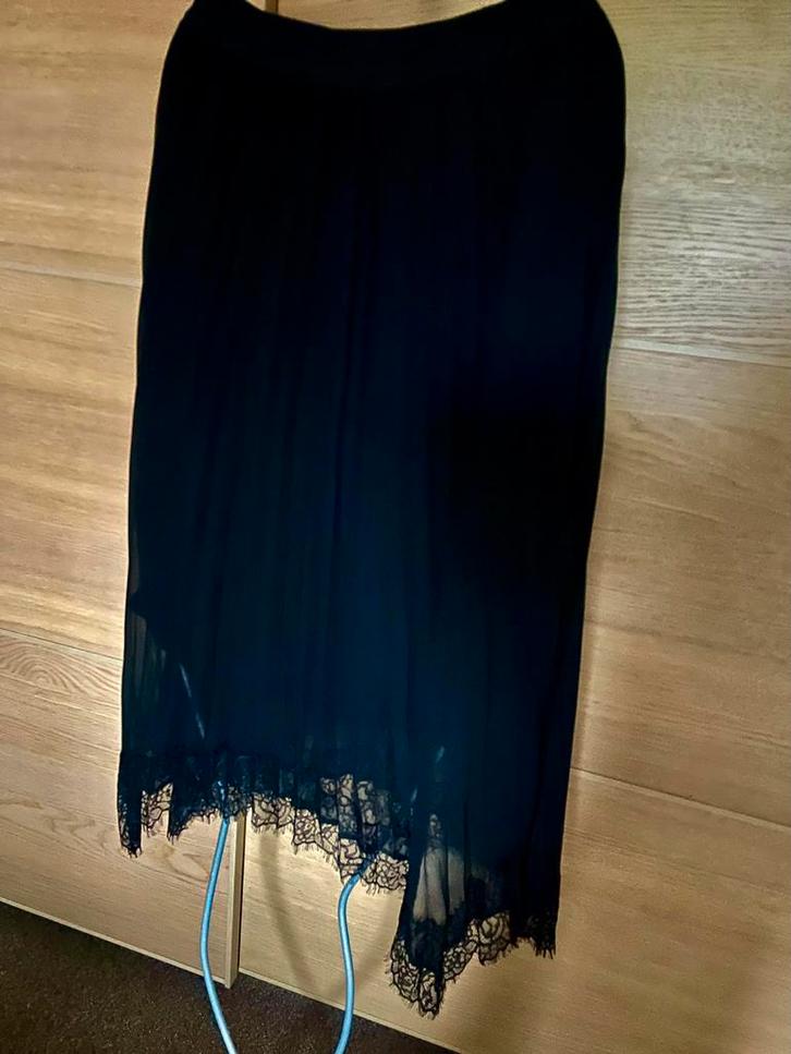 Zwarte lange plooirok (feestdagen ?!), Kleding | Dames, Rokken, Zo goed als nieuw, Maat 38/40 (M), Zwart, Onder de knie, Ophalen of Verzenden