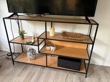 Stijlvol kastje/bijzettafel met open vakken beschikbaar voor biedingen