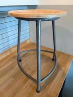 Industrieel metalen frame krukje met houten zitting, Ophalen, Gebruikt, IJzer