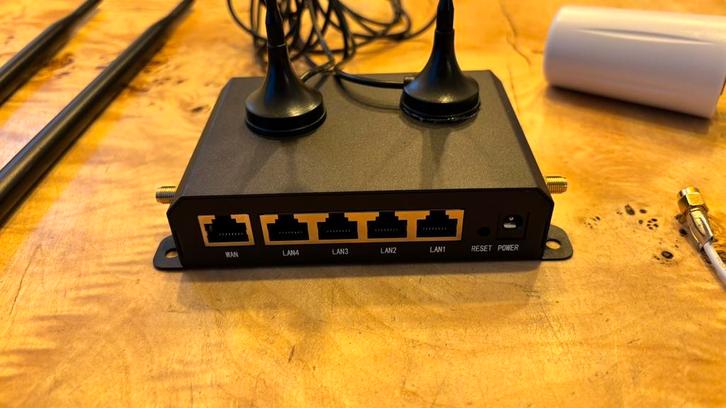 Industriële router 4g/3g, Computers en Software, Routers en Modems, Zo goed als nieuw, Ophalen of Verzenden