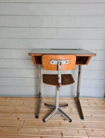 Vintage tafeltje en stoeltje  beschikbaar voor biedingen