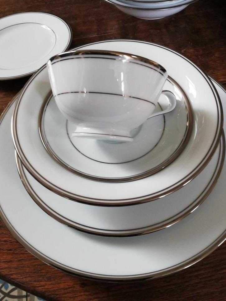 9 pers. Sober luxe helder wit Zylstra, bies Silver Exstasy, Huis en Inrichting, Keuken | Servies, Zo goed als nieuw, Bord(en)