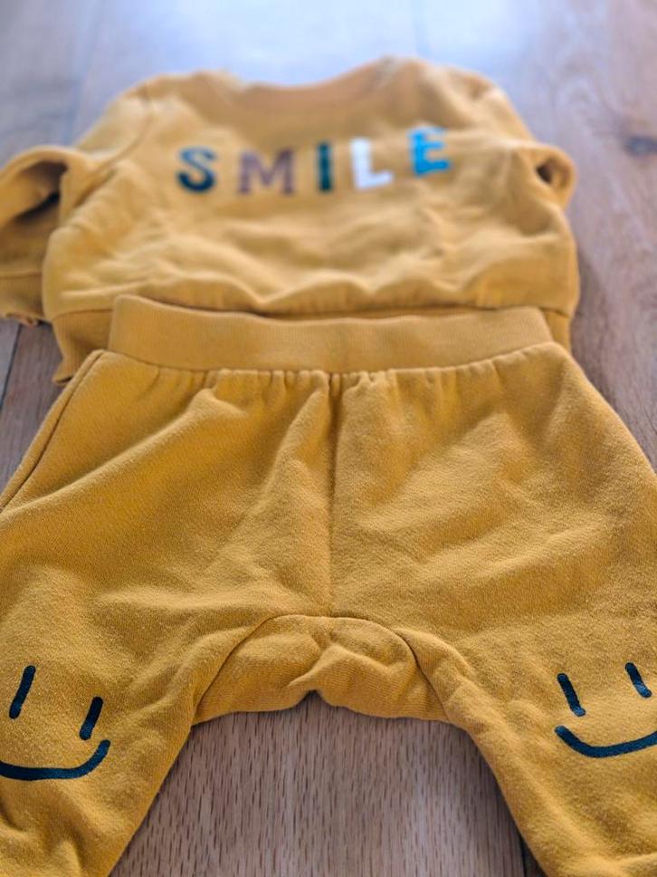 Cotton On Baby Jogging Pak - Okergeel maat 68 3-6 maanden, Kinderen en Baby's, Babykleding | Maat 68, Gebruikt, Jongetje of Meisje