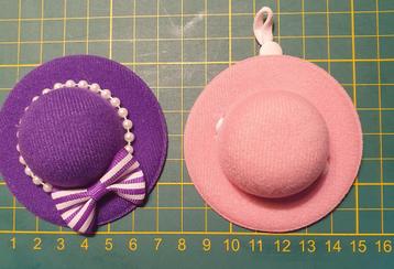 2 poppen hoedjes rond 7 cm, roze en paars beschikbaar voor biedingen