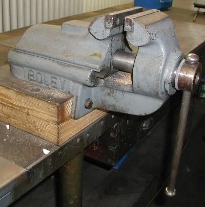 Gezocht Gratis bankschroef, Doe-het-zelf en Verbouw, Gereedschap | Handgereedschap, Ophalen of Verzenden, Gebruikt