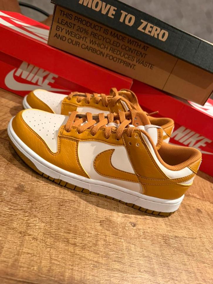 Te koop: Nike Dunk Low Phantom Gold, Kleding | Dames, Schoenen, Zo goed als nieuw, Sneakers of Gympen, Ophalen of Verzenden