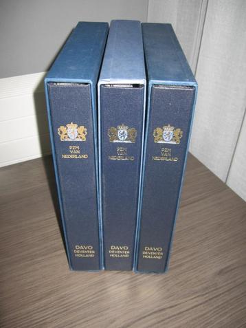 3 DAVO albums voor postzegelmapjes. beschikbaar voor biedingen