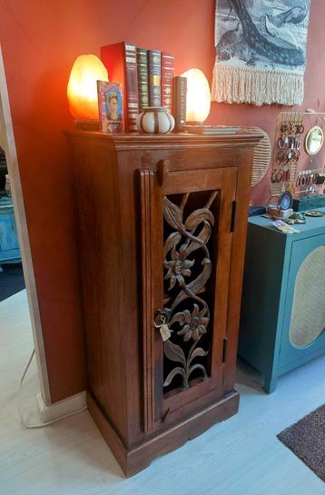 Oosterse kast met smeedijzeren bloemen deur beschikbaar voor biedingen