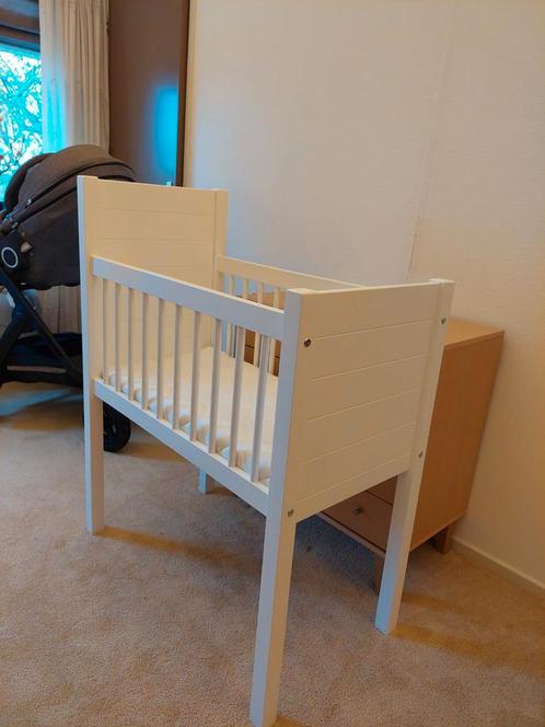 Wiegje, wit met hemeltje en matras., Kinderen en Baby's, Babywiegjes en Ledikanten, Zo goed als nieuw, Wieg, Ophalen