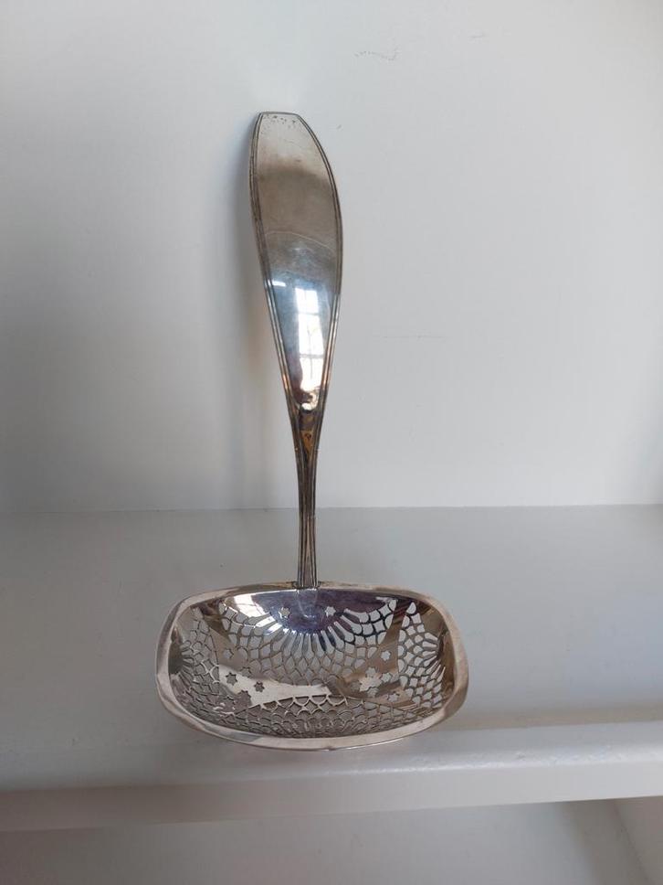 Zilveren Strooilepel met Fijn Design, Antiek en Kunst, Antiek | Goud en Zilver, Ophalen of Verzenden