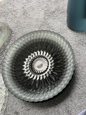 Glazen bord met uniek design beschikbaar voor biedingen