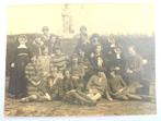 Fotokaart RIJEN, naaischool olv zusters met jonge dames 1920, Verzamelen, Ansichtkaarten | Nederland, Ophalen of Verzenden, Voor 1920