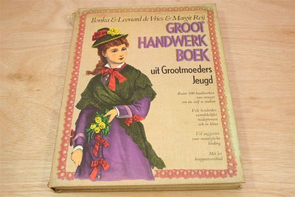 Groot Handwerkboek uit Grootmoeders Jeugd + Patronenblad, Boeken, Hobby en Vrije tijd, Gelezen, Tekenen en Schilderen, Ophalen of Verzenden