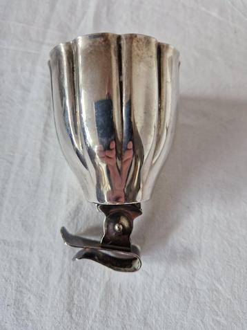 Vintage verzilverd taartvorkjesvaasje met bordklem. beschikbaar voor biedingen