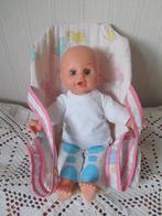 Pop 35 cm, met kleertjes aan in draagstoel, als nieuw, Ophalen of Verzenden, Zo goed als nieuw, Babypop