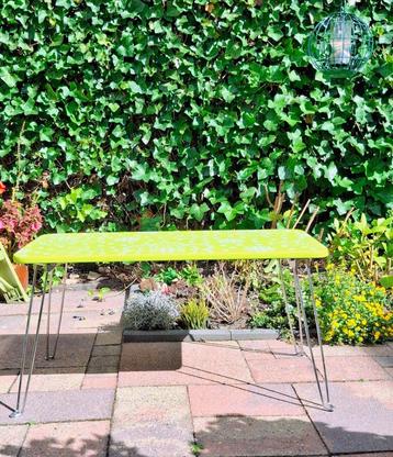 Inklapbare groene tafel, Bloem motief,  H42cm B80cm L80cm.  beschikbaar voor biedingen