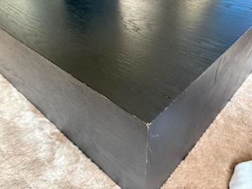 Zwarte houten salontafel beschikbaar voor biedingen