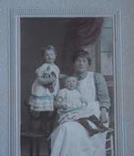 Cabinetfoto - Kinderverzorgster met kinderen - Rotterdam, Gebruikt, Verzenden, Foto, Voor 1940