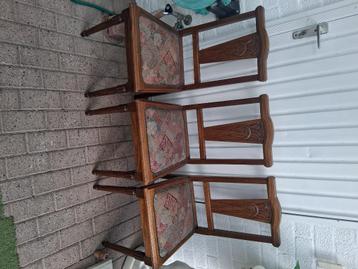 Antieke stoel beschikbaar voor biedingen