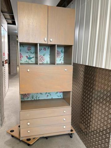 Kast met klep lades en kastruimte beschikbaar voor biedingen