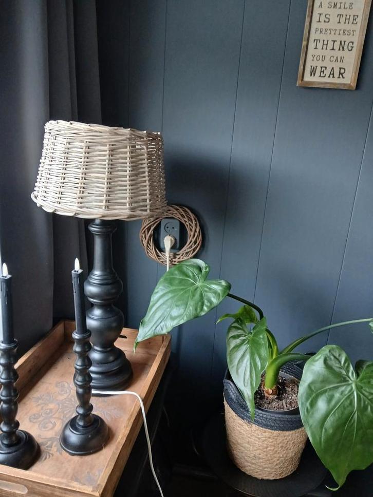 Zwarte lampenvoet met rieten kap 67 cm hoog, Huis en Inrichting, Lampen | Tafellampen, Zo goed als nieuw, 50 tot 75 cm, Hout, Ophalen of Verzenden