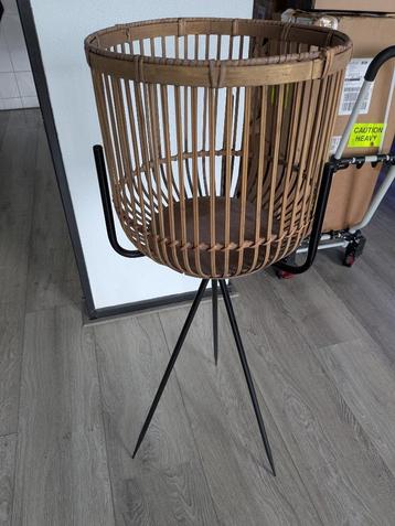 Rieten rotan plantenbak met metalen standaard beschikbaar voor biedingen