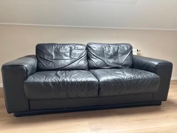 Modern zwart leren bankje beschikbaar voor biedingen