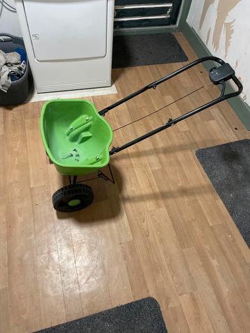 Strooiwagen beschikbaar voor biedingen