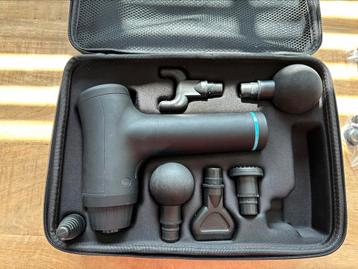 Krachtige massagegun met stevige opbergkoffer beschikbaar voor biedingen