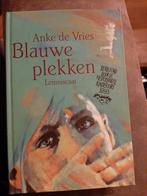 Blauwe Plekken - Anke de Vries, Boeken, Ophalen of Verzenden, Nieuw, Anke de Vries, Fictie algemeen