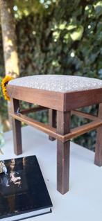 Vintage voetenbankje, krukje, bankje met nieuwe stoffering, Vintage, Ophalen of Verzenden, Zo goed als nieuw, Nvt