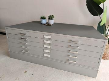 Vintage robuuste papierkast / salontafel / ladekast beschikbaar voor biedingen