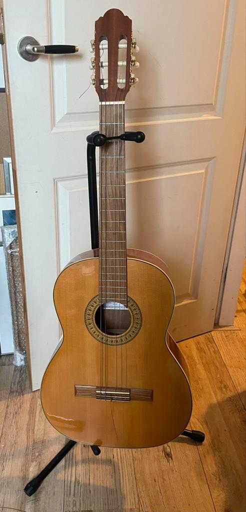 Akoestische Gitaar + Standaard - Mist Snaar, Muziek en Instrumenten, Snaarinstrumenten | Gitaren | Akoestisch, Gebruikt, Klassieke of Spaanse gitaar