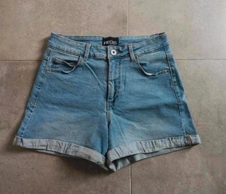 Pieces high waist mom shorts ZGAN maat M, Kleding | Dames, Broeken en Pantalons, Zo goed als nieuw, Maat 38/40 (M), Blauw, Kort
