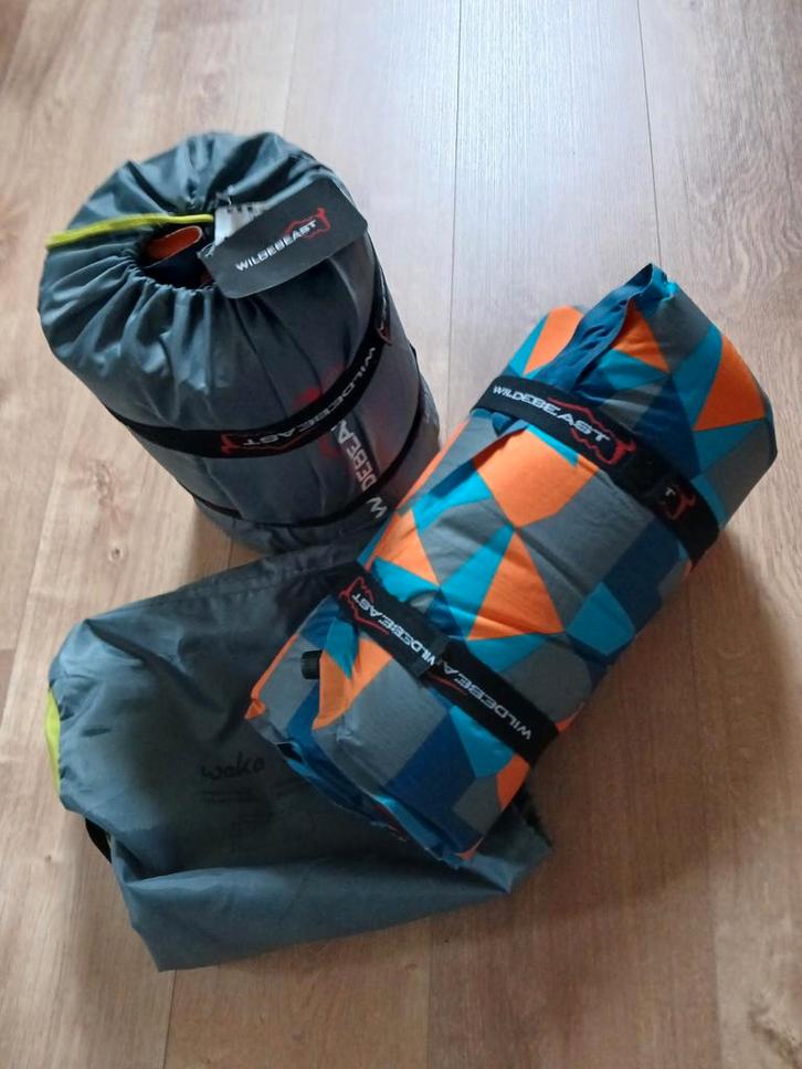 🚀 Twee Wildebeast Waka 3.8 Slaapmatten - Nieuwstaat!, Caravans en Kamperen, Luchtbedden, Nieuw, 1-persoons, Ophalen of Verzenden