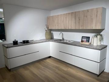 Moderne strakke greeploze showroomkeuken. beschikbaar voor biedingen