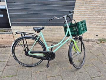 Omafiets met kratje beschikbaar voor biedingen