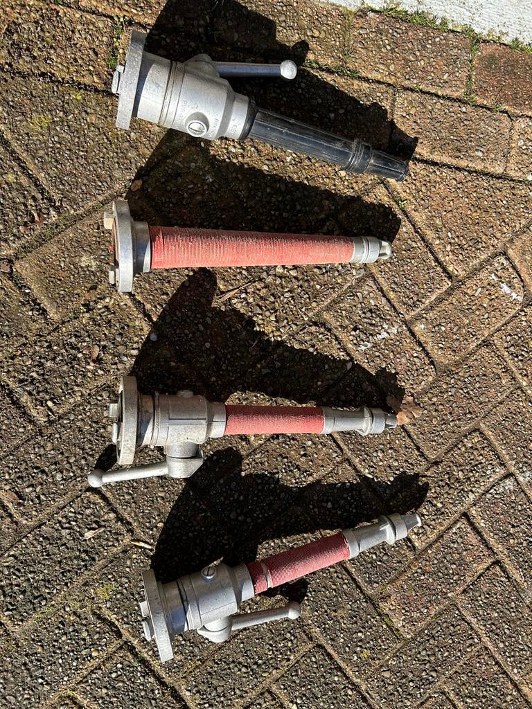 Oude brandweer straalpijpen, Ophalen