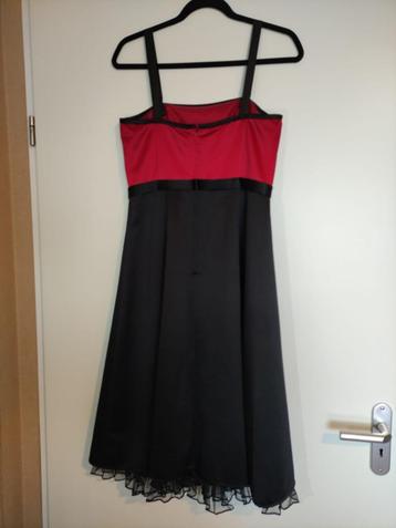 Gladde jurk van zwarte en donkerrode stof. Maat 38