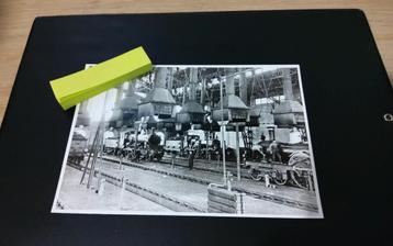 Oude foto van locomotieven in een werkplaats beschikbaar voor biedingen
