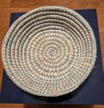 Grote tweekleurige handgevlochten mand, schaal van zeegras, Huis en Inrichting, Woonaccessoires | Schalen en Manden, Ophalen of Verzenden