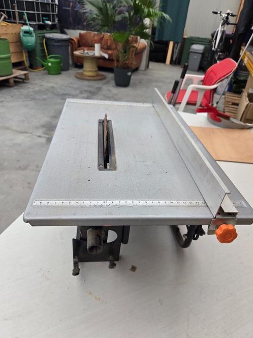 Tafelcircelzaag levensgevaarlijk, Doe-het-zelf en Verbouw, Gereedschap | Zaagmachines, Gebruikt, Cirkelzaag, 600 tot 1200 watt