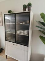 Strakke ivoorwitte vitrinekast, Huis en Inrichting, Kasten | Vitrinekasten, Ophalen, Zo goed als nieuw, 25 tot 50 cm
