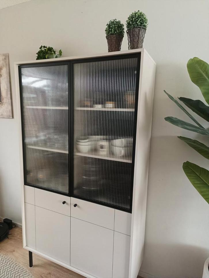 Strakke ivoorwitte vitrinekast, Huis en Inrichting, Kasten | Vitrinekasten, Zo goed als nieuw, 25 tot 50 cm, Ophalen
