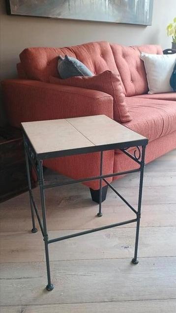 Tafeltje 40 x 40. Hoogte 56 cm.  beschikbaar voor biedingen