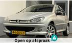 Peugeot 206 1.6-16V Quiksilver|NAP|APK04-26|Airco|Carplay|El, Auto's, Voorwielaandrijving, Stof, Gebruikt, Zwart