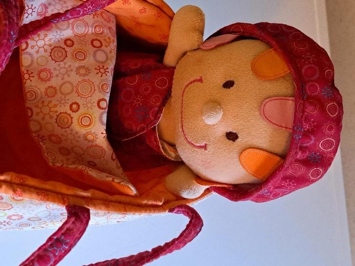 Lilliputiens stoffen babypop in draagmandje, Kinderen en Baby's, Speelgoed | Poppen, Zo goed als nieuw, Babypop, Ophalen of Verzenden