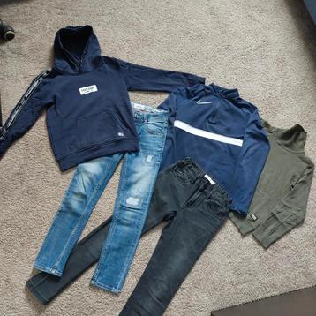 Kledingpakket Maat 128 - 2 Spijkerbroeken, 3 Truien beschikbaar voor biedingen